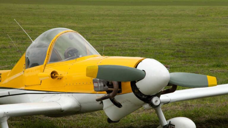 Avião Pequeno com Motor de Pouca Potência