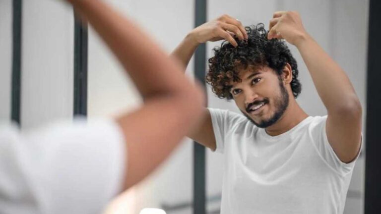 Aprenda como cuidar e finalizar o cabelo cacheado masculino com dicas fáceis