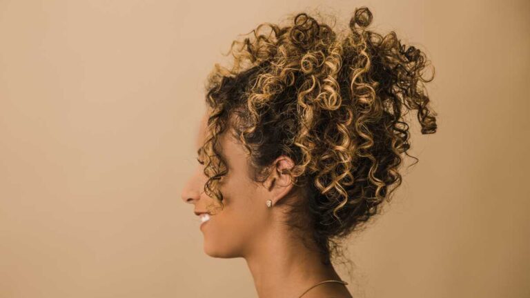 Penteados para cabelos cacheados: 5 estilos que realçam a beleza e volume dos fios